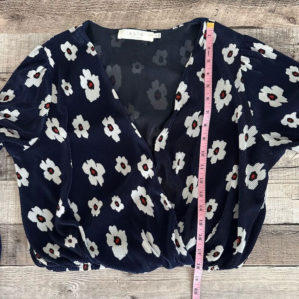 ASTR The Label Floral Navy Long Sleeve Ribbed Cropped Hippie Blouse | M - Picture 4 of 8